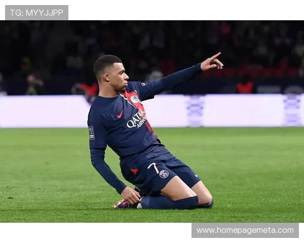 姆巴佩球星卫衣连帽足球运动风格潮流服饰个性时尚搭配推荐